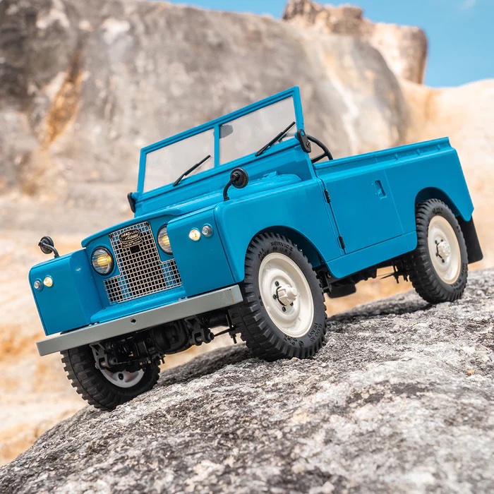 FMS 1-12 Land Rover Series II RTR Front Outdoors BLUE.jpg